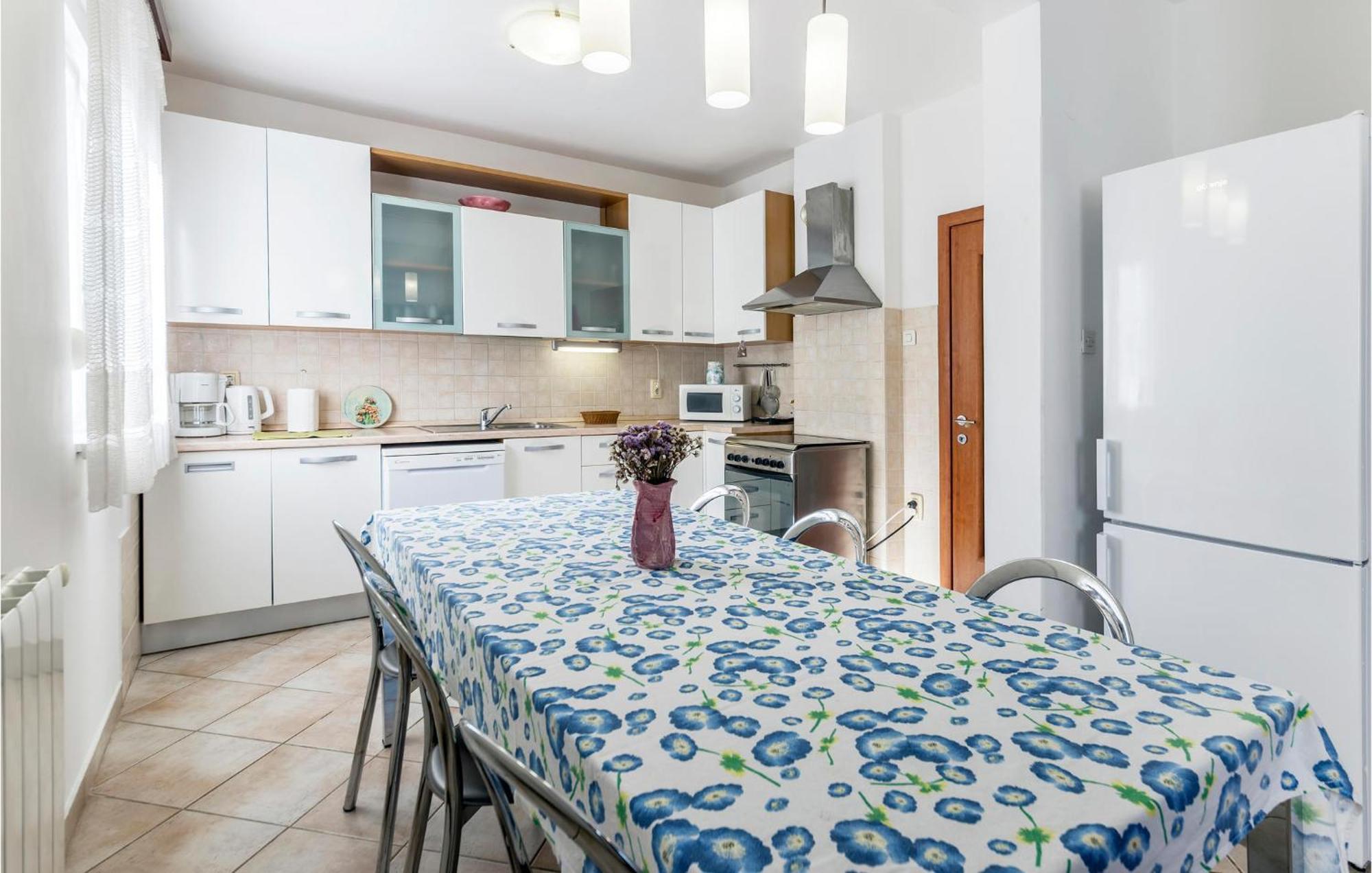 Gorgeous Apartment In Pula With Wifi