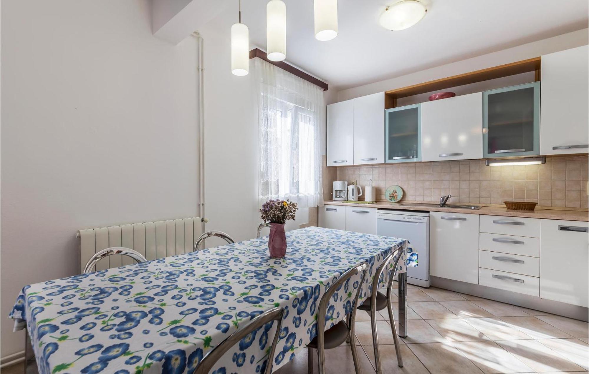 Gorgeous Apartment In Pula With Wifi